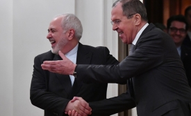Légende : Le ministre russe des Affaires étrangères, Sergueï Lavrov, et son homologue iranien, Mohammed Javad Zarif, à Moscou, le 30 décembre 2019 (AFP)