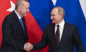 Le président russe Vladimir Poutine (à droite) et son homologue turc Recep Tayyip Erdoğan se serrent la main à la fin d’une conférence de presse commune après des négociations au Kremlin, à Moscou, le 5 mars 2020 (AFP)
