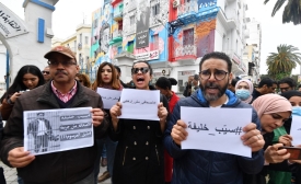 Des journalistes tunisiens participent à une manifestation pour la liberté de la presse le 25 mars 2022 à Tunis en scandant « le journalisme n’est pas un crime » et en accusant les autorités de réprimer les médias depuis la prise de pouvoir du président Kais Saied en juillet 2021 (AFP/Fethi Belaid)