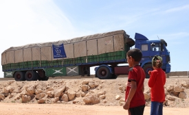 Un camion transportant de l’aide humanitaire du Programme alimentaire mondial (PAM) traverse la ville de Hazano, dans la campagne du nord de la province syrienne d’Idleb, sous contrôle rebelle (AFP)