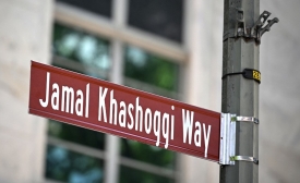 La signalétique de rue « Jamal Khashoggi Way » est dévoilée lors d’une cérémonie devant l’ambassade d’Arabie saoudite à Washington DC, le 15 juin 2022 (AFP)