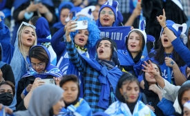 Des supportrices de l’Esteghlal FC soutiennent leur équipe au cours d’un match contre Mes Kerman au stade Azadi de Téhéran, le 25 août 2022 (AFP)