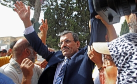 Ali Larayedh, ancien Premier ministre tunisien et secrétaire général du parti islamo-conservateur Ennahdha, se présente au bureau du procureur chargé de la lutte contre le terrorisme, le 18 septembre à Tunis (AFP)
