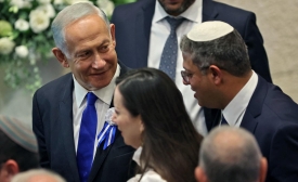 Itamar Ben-Gvir (à droite) discute avec le futur Premier ministre Benyamin Netanyahou (à gauche) lors de la cérémonie de prestation de serment du nouveau Parlement israélien, le 15 novembre à Jérusalem (AFP)