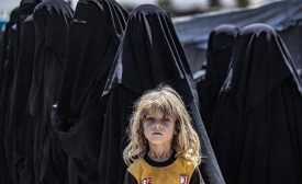 Des femmes attendent de recevoir l’aide humanitaire dans le camp d’al-Hol, le 18 août 2021 (AFP/Delil Souleiman)