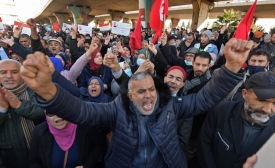 Les Tunisiens protestent contre la décision du président Kais Saied de prolonger la suspension du Parlement, l’accusant de porter un nouveau coup à la démocratie naissante du pays, le 17 décembre 2021 à Tunis (AFP/Fethi Belaid)