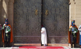 Un officiel marocain regarde à l’intérieur du palais royal, à Rabat (AFP/Jacquelyn Martin)