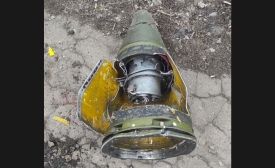Fragment d’un missile balistique Tochka 9M79 équipé d’une ogive contenant une arme à sous-munitions 9N123 découvert en Ukraine (HRW)