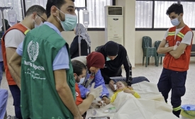Le personnel médical soigne une enfant souffrant de choléra dans une salle d’une mosquée convertie en hôpital à Bebnine, dans le Nord du Liban, le 26 octobre 2022 (AFP)
