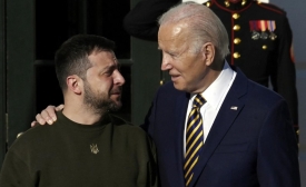 Le président américain Joe Biden reçoit son homologue ukrainien Volodymyr Zelensky à la Maison-Blanche, le 21 décembre 2022 à Washington (AFP)