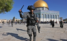 Un membre des forces de sécurité israéliennes attaque des fidèles à la mosquée du dôme du Rocher lors d’affrontements dans le complexe d’al-Aqsa à Jérusalem, le 15 avril 2022 (AFP)