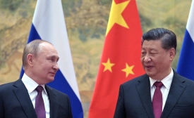 Le président russe Vladimir Poutine (à gauche) et le président chinois Xi Jinping se présentent devant les objectifs au cours de leur rencontre à Beijing, le 4 février 2022 (AFP)