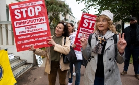 Manifestation contre le projet de nouveau centre d’accueil pour réfugiés devant la mairie de Saint-Brévin-les-Pins, dans l’ouest de la France, le 29 avril 2023 (AFP/Fred Tanneau) 