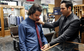 « Dans notre société, porter une cravate c’est comme porter un masque avant le covid », explique un jeune homme de Téhéran (AFP)