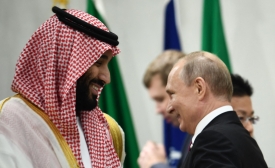 Le prince héritier d’Arabie saoudite Mohammed ben Salmane et le président russe Vladimir Poutine participent à une rencontre à l’occasion du sommet du G20 à Osaka, le 28 juin 2019 (AFP)