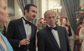 Dodi al-Fayed (à gauche, interprété par l’acteur Khalid Abdalla) et son père le milliardaire égyptien Mohamed (Salim Daw) dans la saison 5 de The Crown (Netflix)