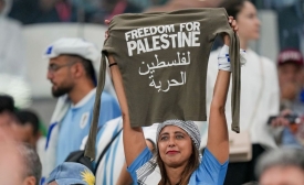 Une supportrice uruguayenne affiche son soutien à la Palestine dans un stade de la Coupe du monde du Qatar (Twitter)