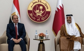 L’émir du Qatar, le cheikh Tamim ben Hamad al-Thani (à droite), rencontre le président égyptien Abdel Fattah al-Sissi (à gauche) à Doha, le 13 septembre 2022 (Qatar News Agency)