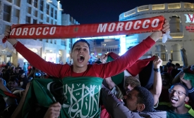 Des supporters célèbrent dans le souk de Doha la victoire du Maroc face au Portugal en quarts de finale de la Coupe du monde au stade al-Thumama, le 10 décembre 2022 (AP)