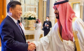 Poignée de main entre le prince héritier d’Arabie saoudite et le président chinois Xi Jinping lors du sommet du Conseil de coopération du Golfe (CCG) à Riyad, le 9 décembre 2022 (AP)