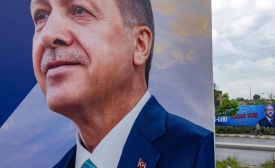 Des affiches de campagne avec la photo des candidats à la présidentielle turque Recep Tayyip Erdoğan et Kemal Kılıçdaroğlu, à Istanbul, le 23 mai 2023 (AFP)