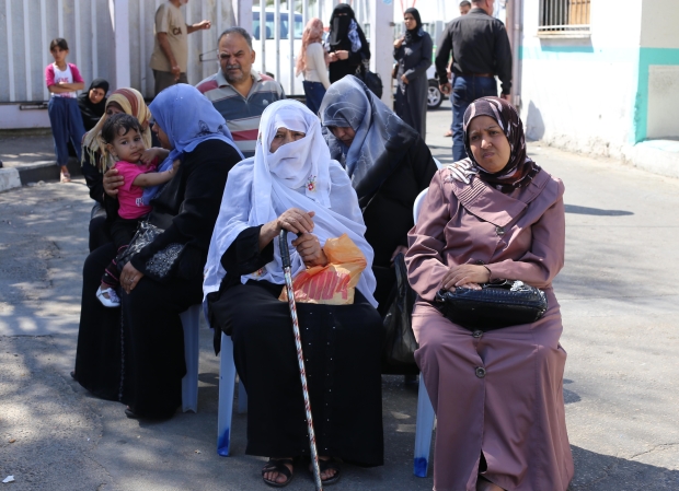 Patients waiting for treatment are sitting in front of the hospital (MEE / Mohammed Assad) 
