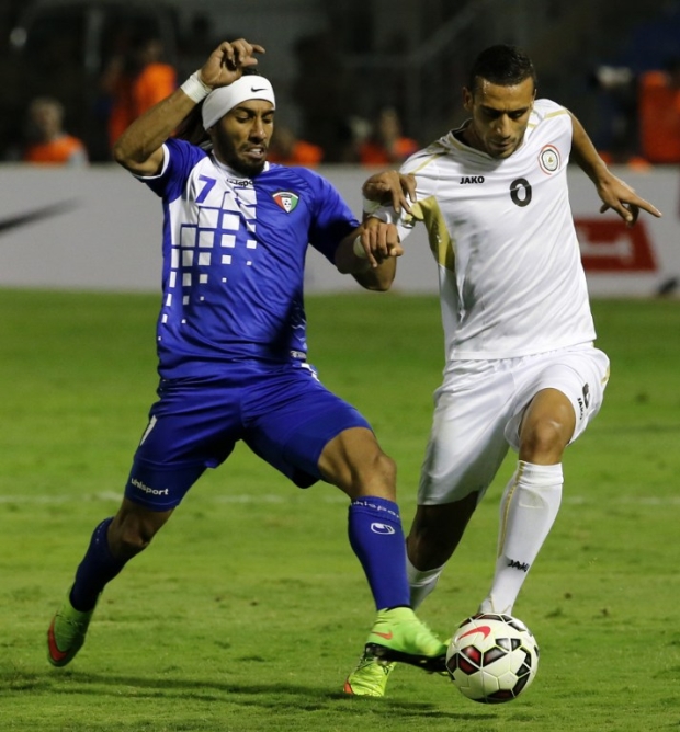 Iraqi player Ali Adnan (R) fights for the ball with Kuwait's Fahad Alenazi (L) during their Gulf Cup football match in Riyadh on 14 November, 2014 (AFP)