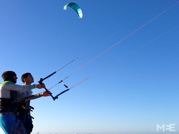 Kiter and diving instructor Marwan helps a learner with kite control at the water’s edge (MEE/Tom Wescott)