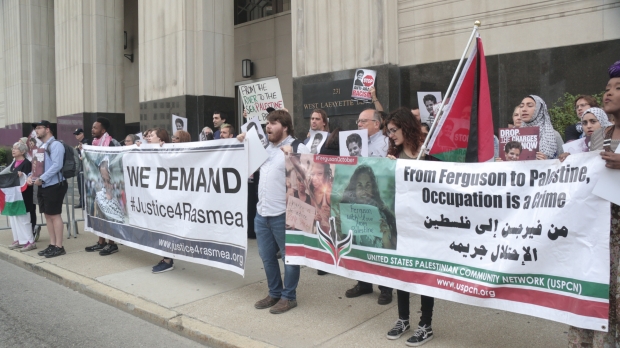 Supporters demonstrate outside the hearing for Rasmea Odeh in Detroit (MEE/Dave Leins)