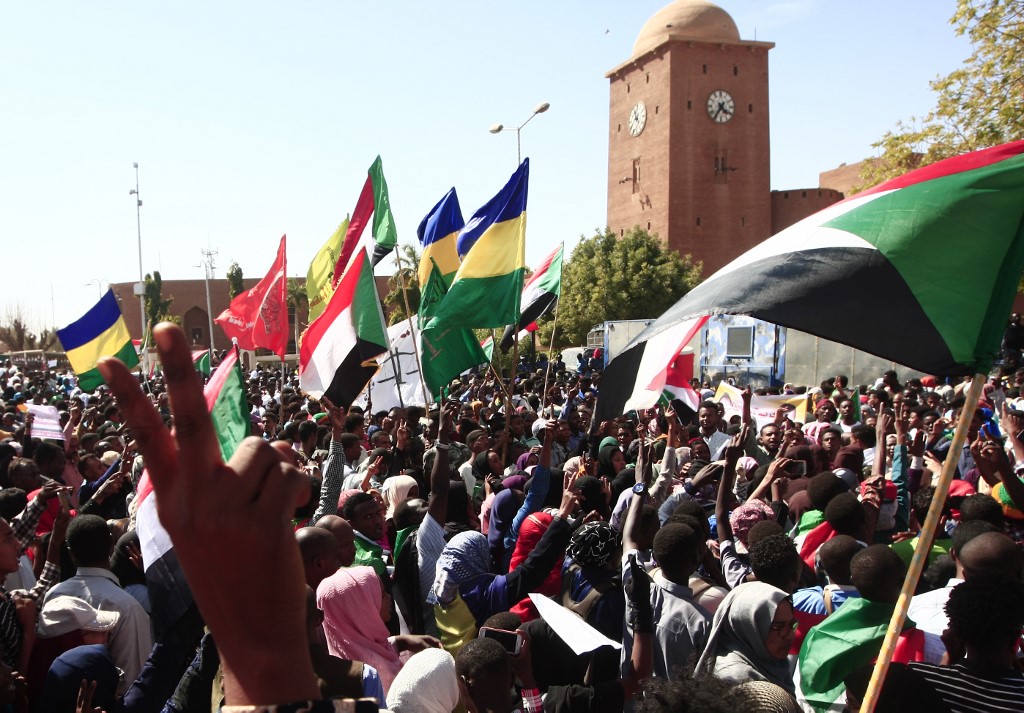 Sudanese protesters rally in front of a court in Omdurman near the capital Khartoum during the trial on December 30, 2019 of intelligence agents for the death of teacher Ahmed Al-Khair while in custody of intelligence services