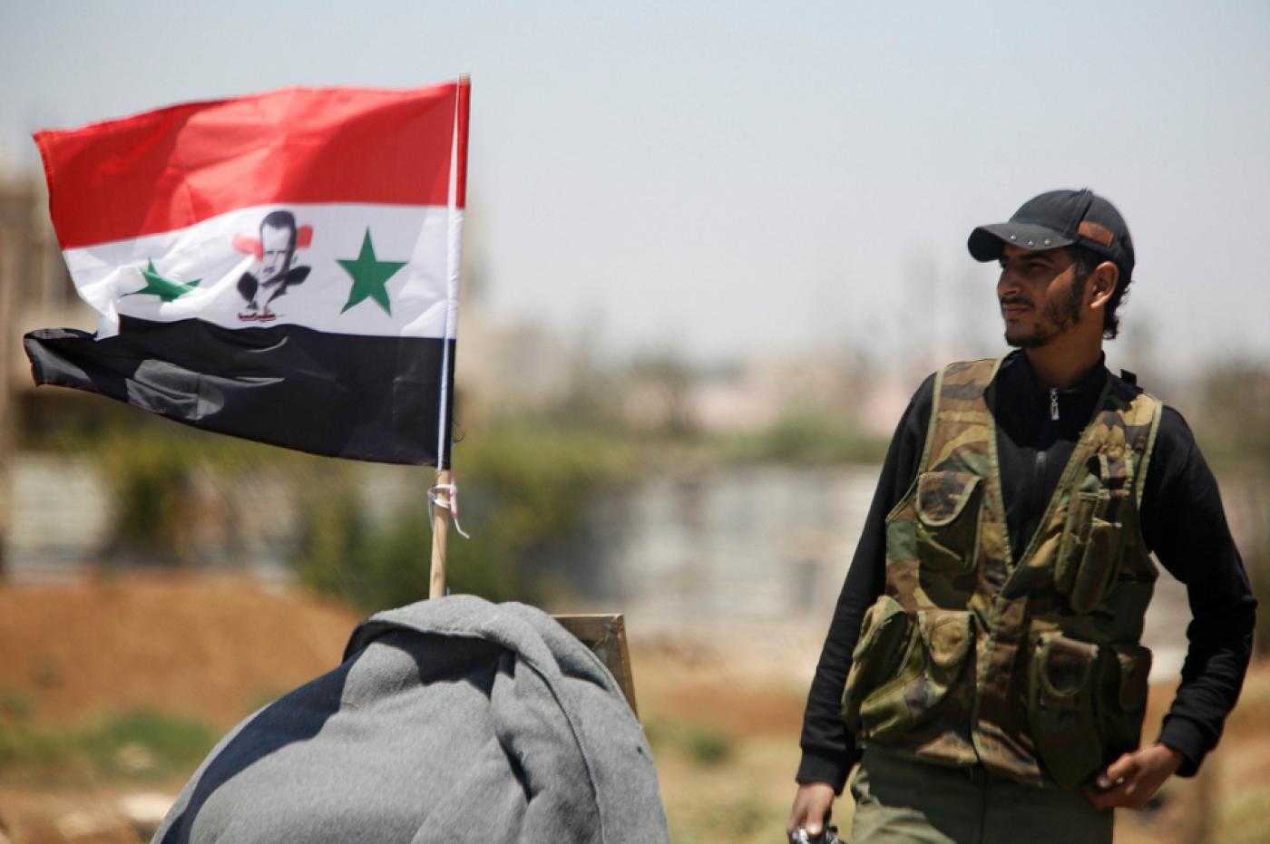 Un soldat de l’armée syrienne tient une position à Umm al-Mayazen, près de Deraa, le 10 juillet 2018 (Reuters)