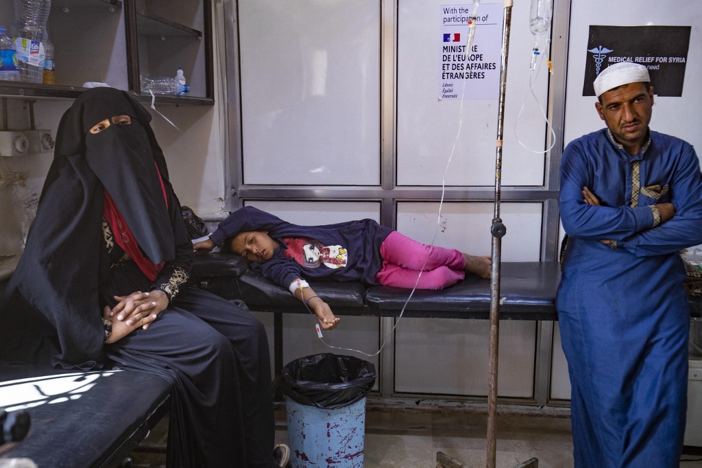Un enfant souffrant du choléra reçoit des soins à l’hôpital al-Kasrah, dans la province de Deir Ezzor, le 17 septembre 2022 (AFP/Delil Souleiman)