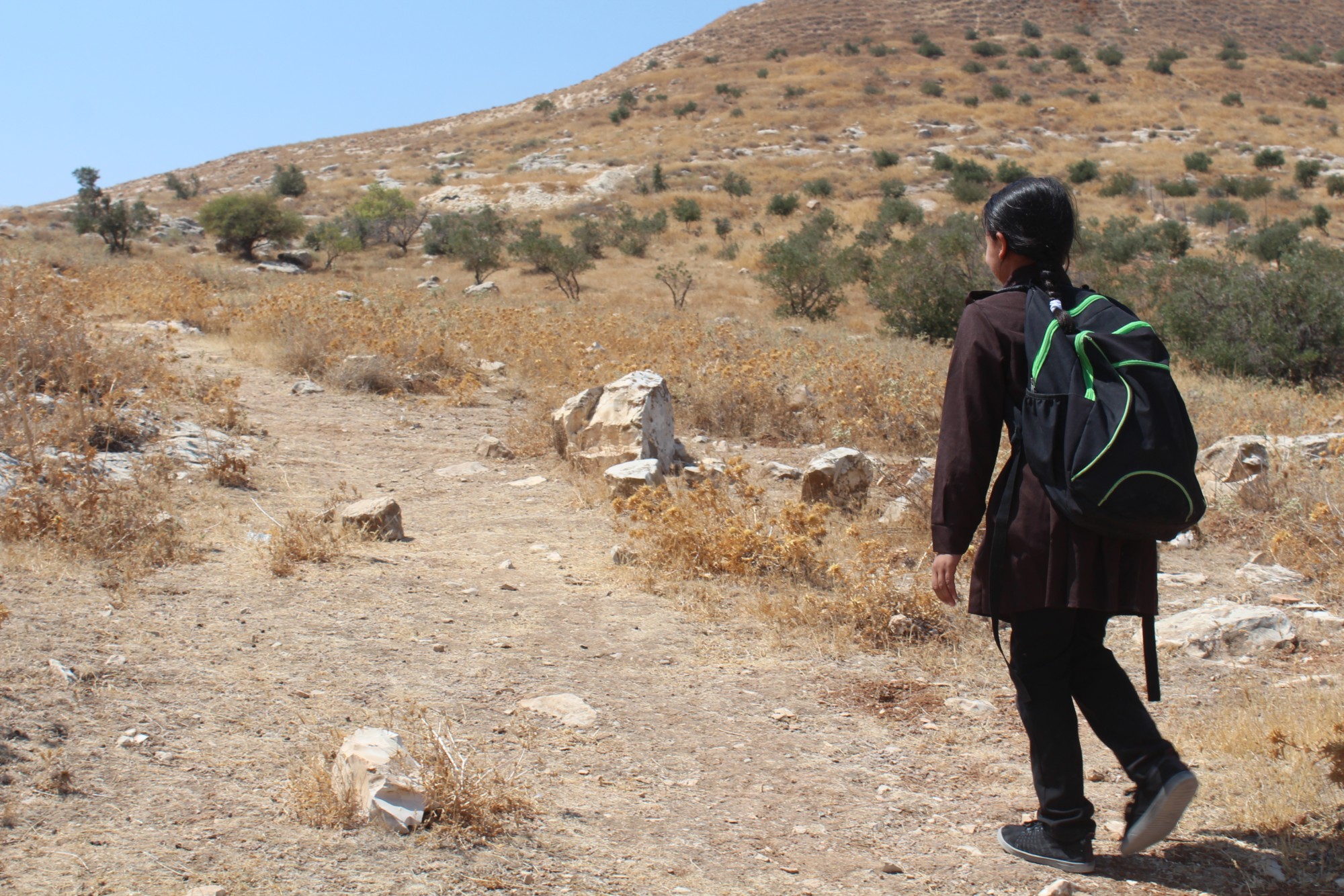 Ibtisam, comme de nombreux autres enfants de la zone C, doit emprunter des chemins de terre escarpés pour aller à l’école (MEE/Shatha Hammad)