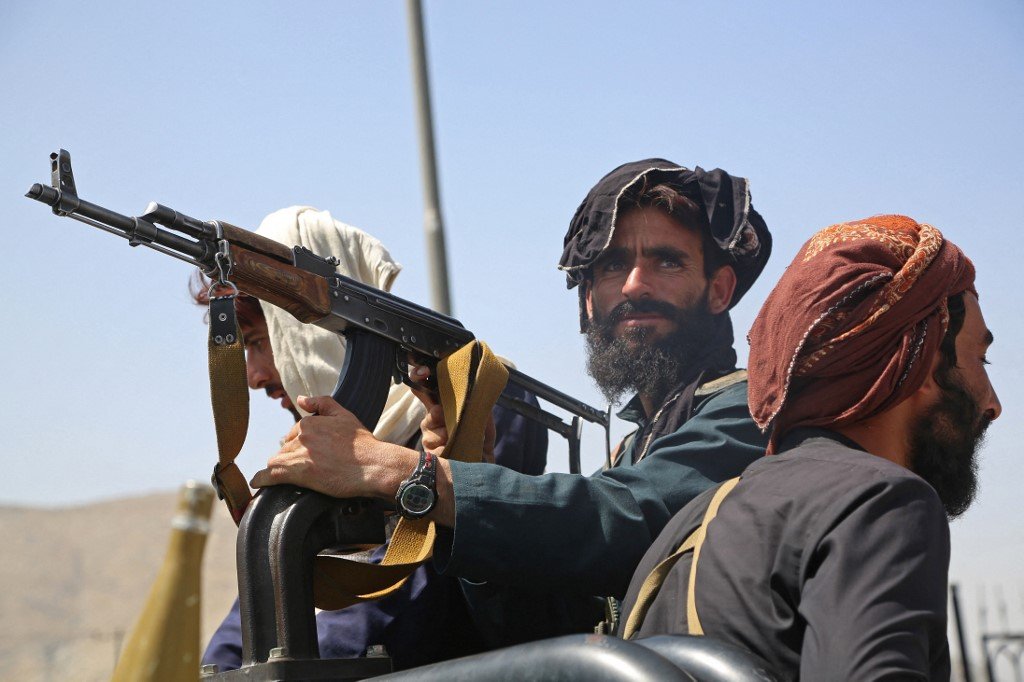 Des combattants talibans montent la garde à Kaboul le 16 août 2021, après une fin étonnamment rapide à la guerre de vingt ans en Afghanistan (AFP)