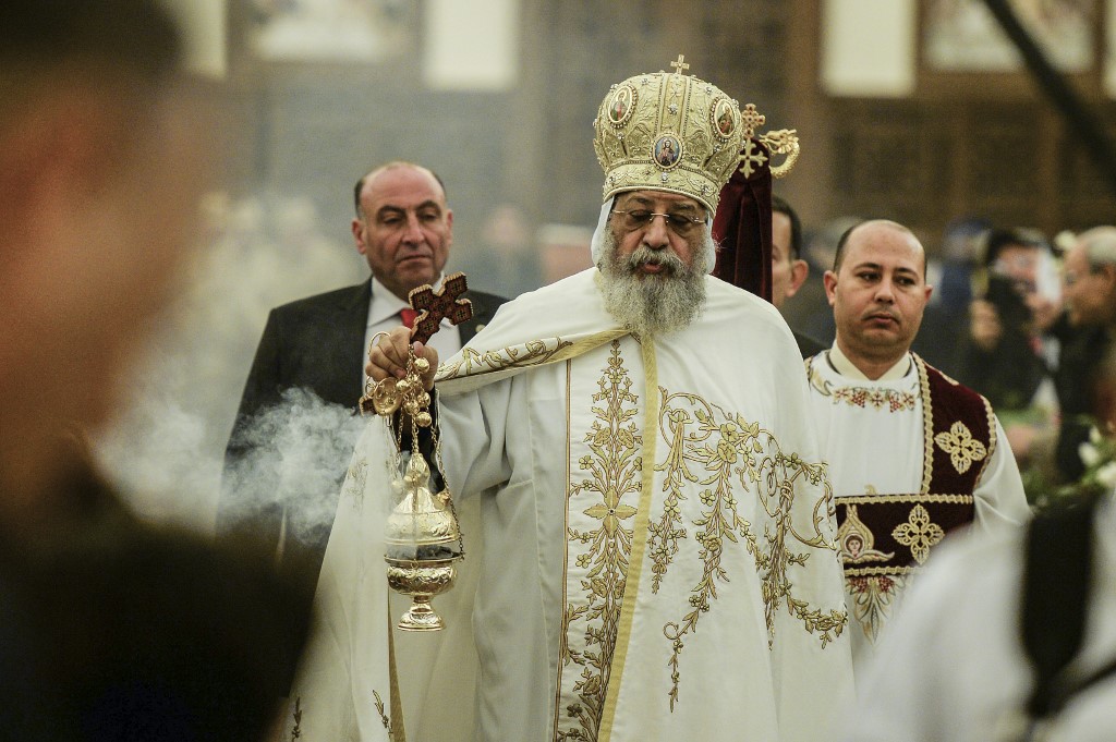Le patriarche d’Alexandrie Théodore II dirige la messe en la cathédrale de la Nativité du Christ dans la capitale administrative égyptienne, le 6 janvier 2019 (AFP)