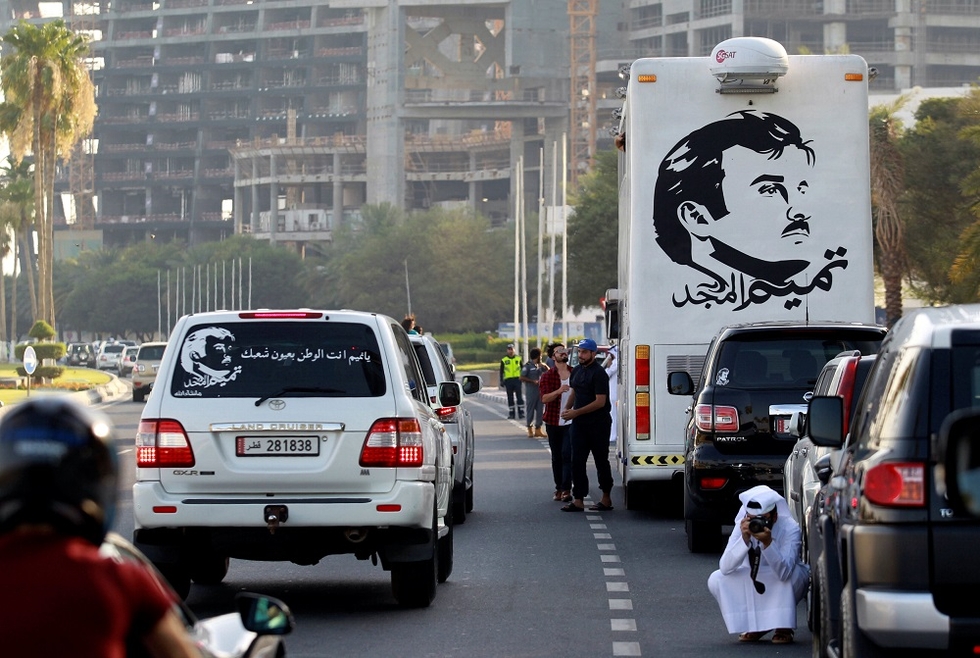 Peinture représentant l’émir du Qatar Tamim ben Hamad al-Thani sur un bus dans la capitale Doha (Reuters)