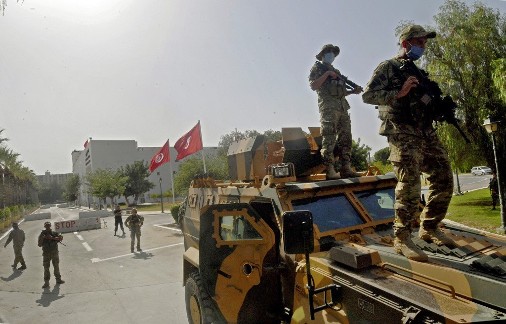 Des militaires tunisiens surveillent la zone entourant le Parlement à Tunis, le 26 juillet 2021 (AFP)