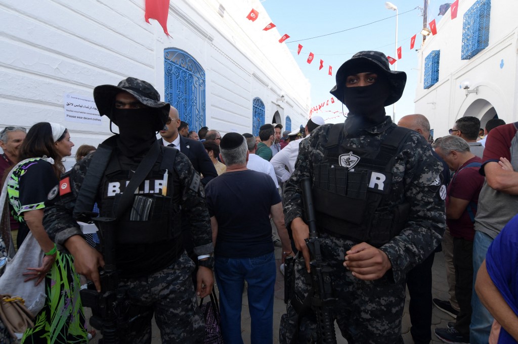 Des forces spéciales tunisiennes montent la garde près de la synagogue de la Ghriba sur l’île balnéaire tunisienne de Djerba, lors du pèlerinage juif annuel, le 18 mai 2022 (AFP/Fethi Belaïd)
