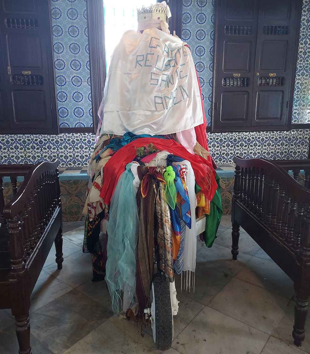 Le pèlerinage consiste aussi à suivre en procession une grande menorah montée sur trois roues et décorée de tissus colorés (MEE/Nourredine Bessadi)