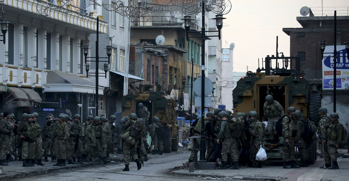 Turkish soldiers at one of the entrances of Sur district in Diyarbakir in February 2016 (Reuters)