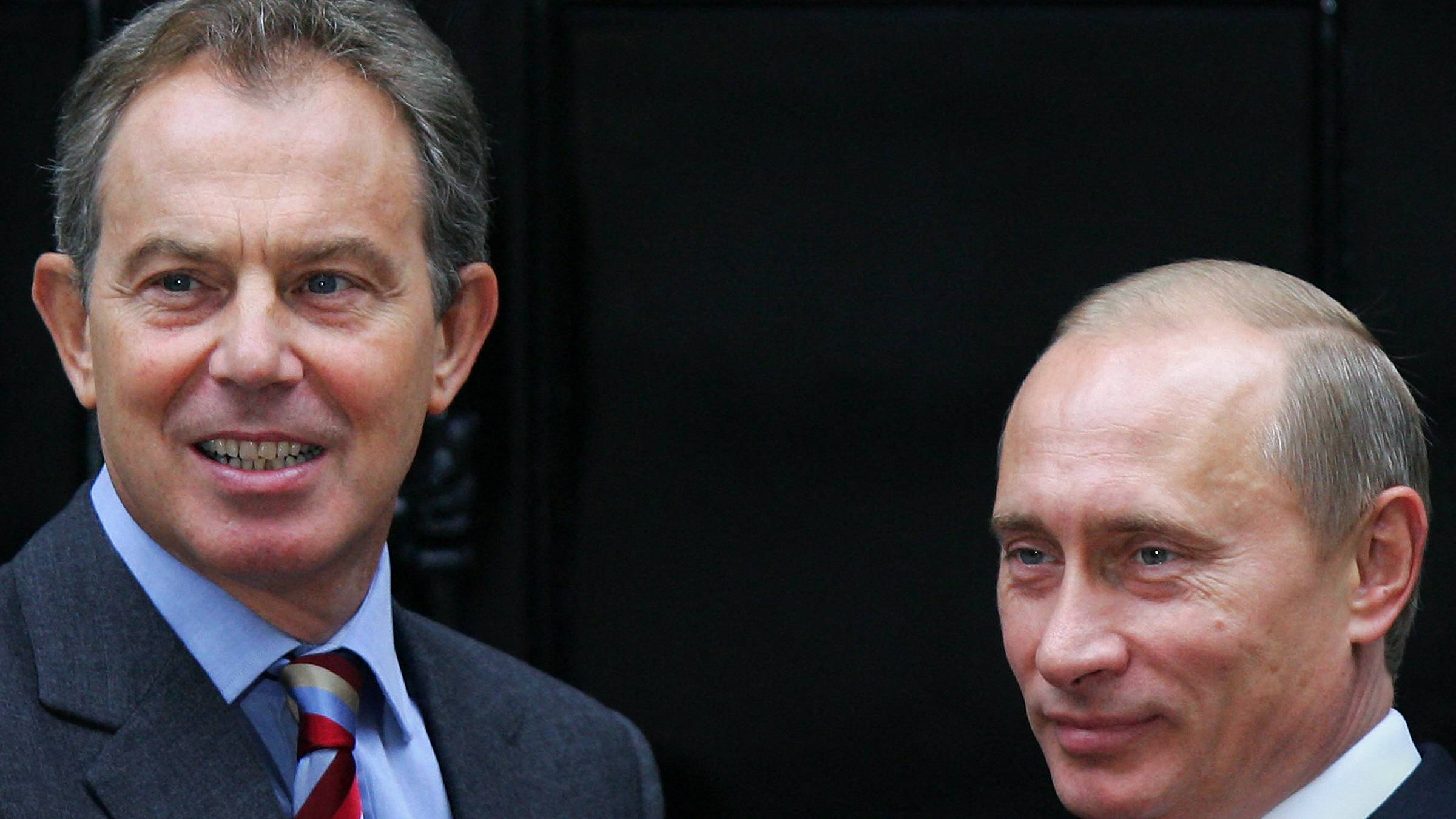Britain's Prime Minister Tony Blair (L) poses beside Russia's President Vladimir Putin (R) outside No.10 Downing Street in London 05 October 2005