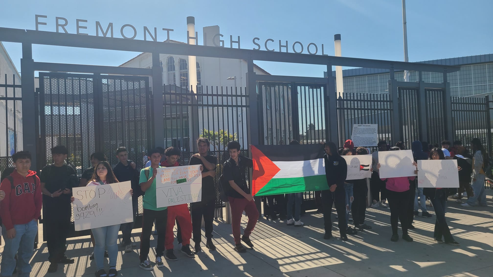Μαθητές διαμαρτύρονται έξω από το γυμνάσιο Fremont στην Καλιφόρνια στις 18 Οκτωβρίου 2023.