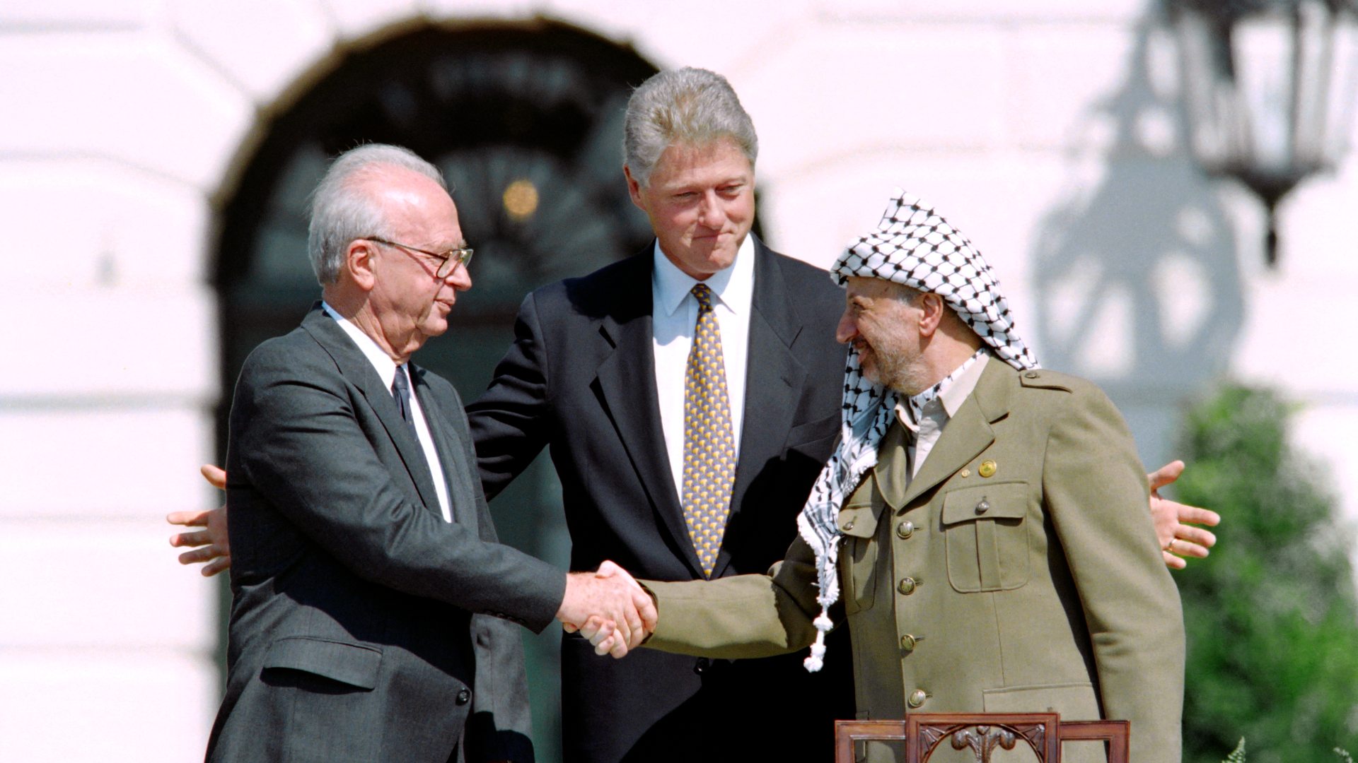 Le Premier ministre israélien Yitzhak Rabin, le président américain Bill Clinton et le président de l’OLP Yasser Arafat après la signature des accords d’Oslo, le 13 septembre 1993 (AFP)