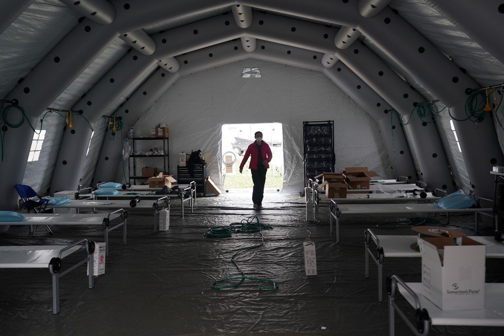 Beds are lined up at an emergency field hospital in New York on 30 March (AFP)