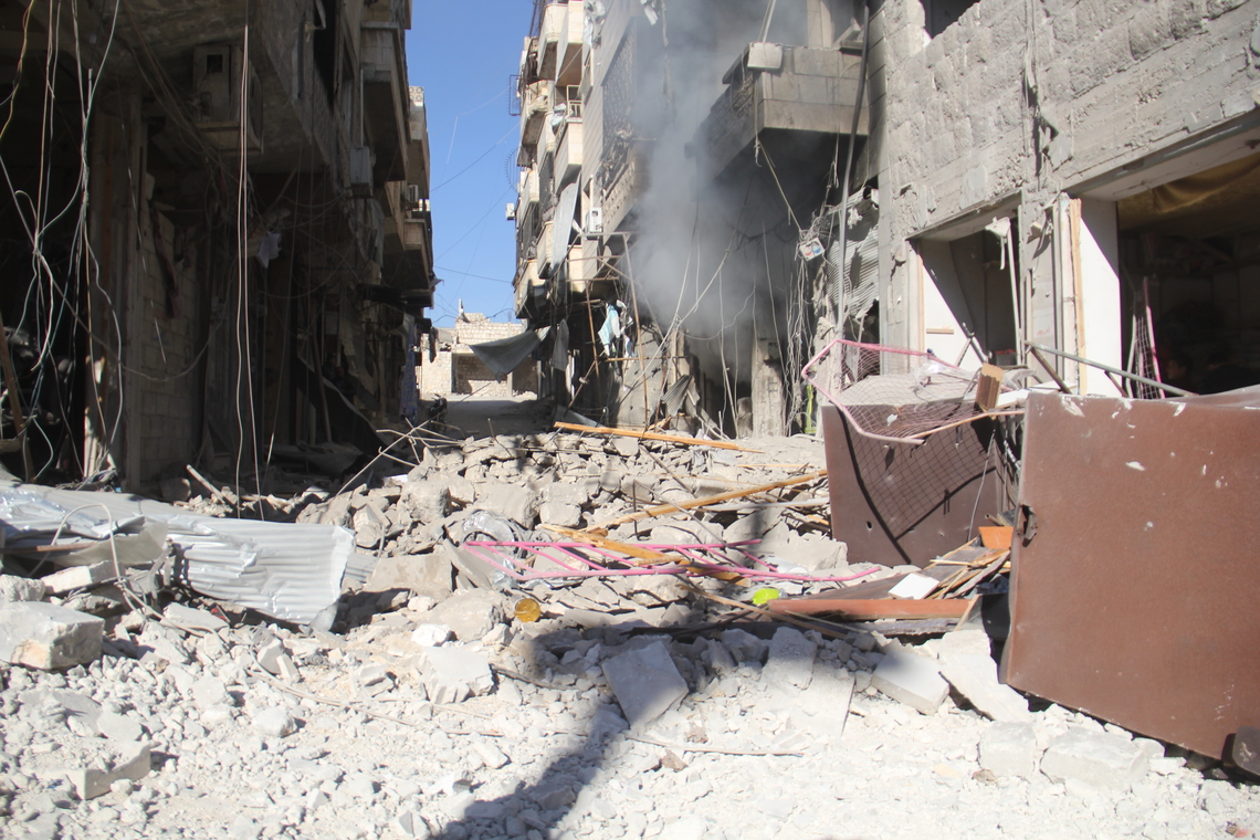 Syrian government warplanes unleashed a barrage of air strikes on Maarat al Nuuman in Idlib (MEE/Hussein Akoush)