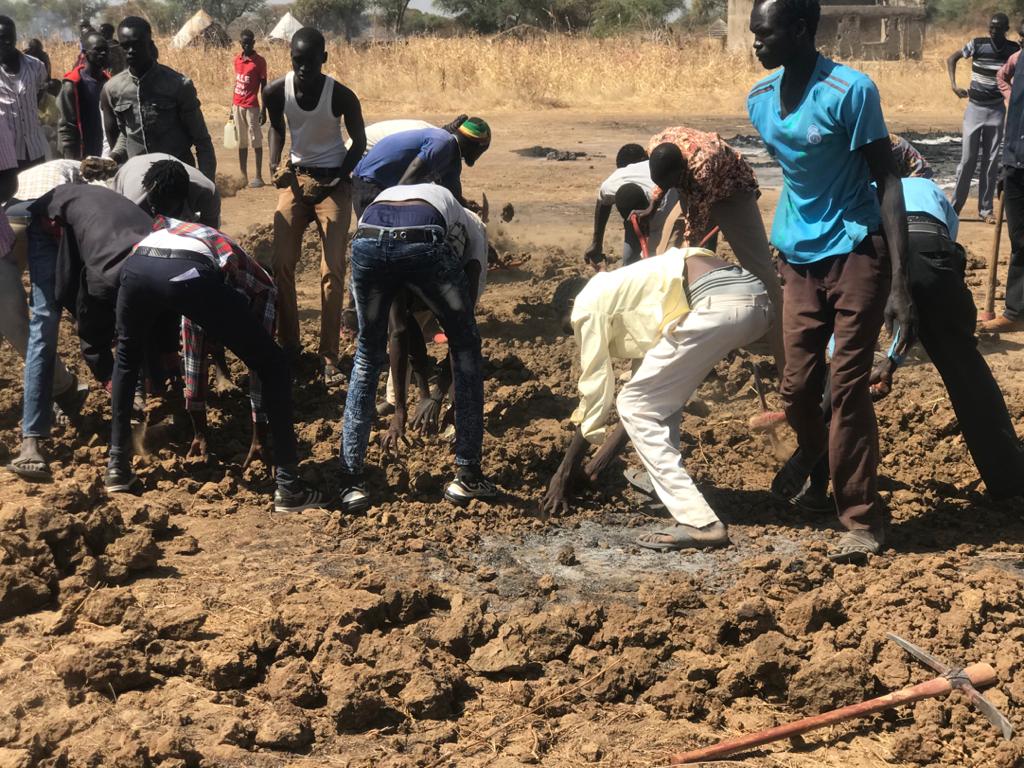 Des villageois creusent une fosse commune pour enterrer les morts (MEE/Jan-Peter Westad)