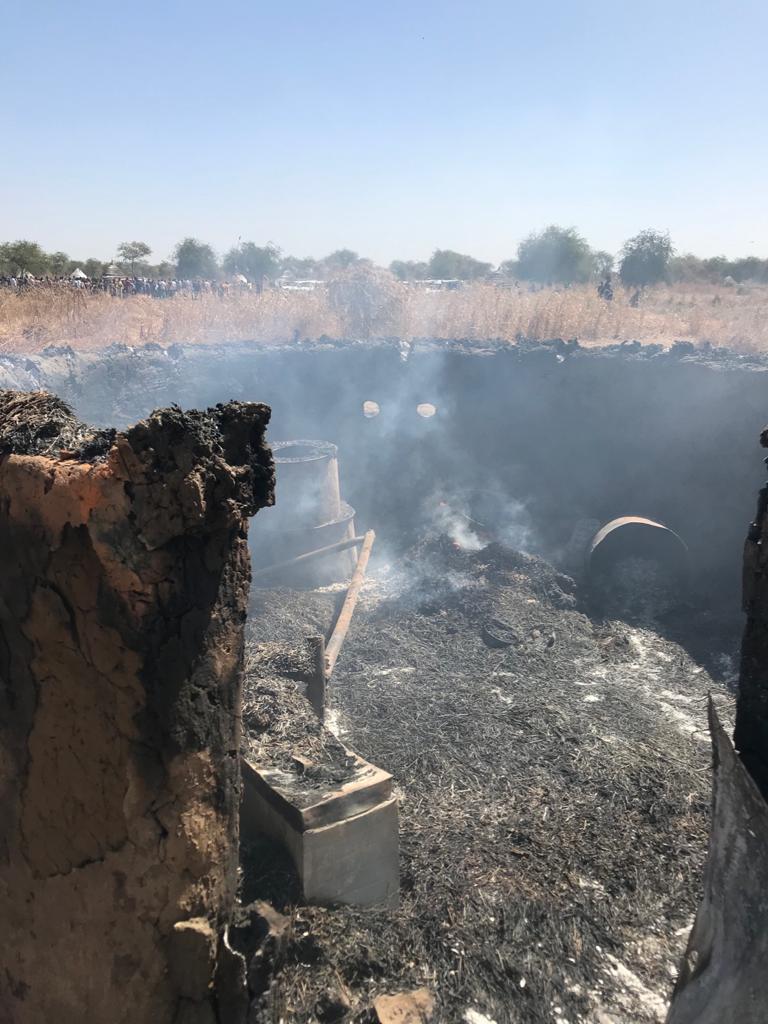 Une hutte incendiée fumait encore quelques heures après l’attaque (MEE/Jan-Peter Westad)
