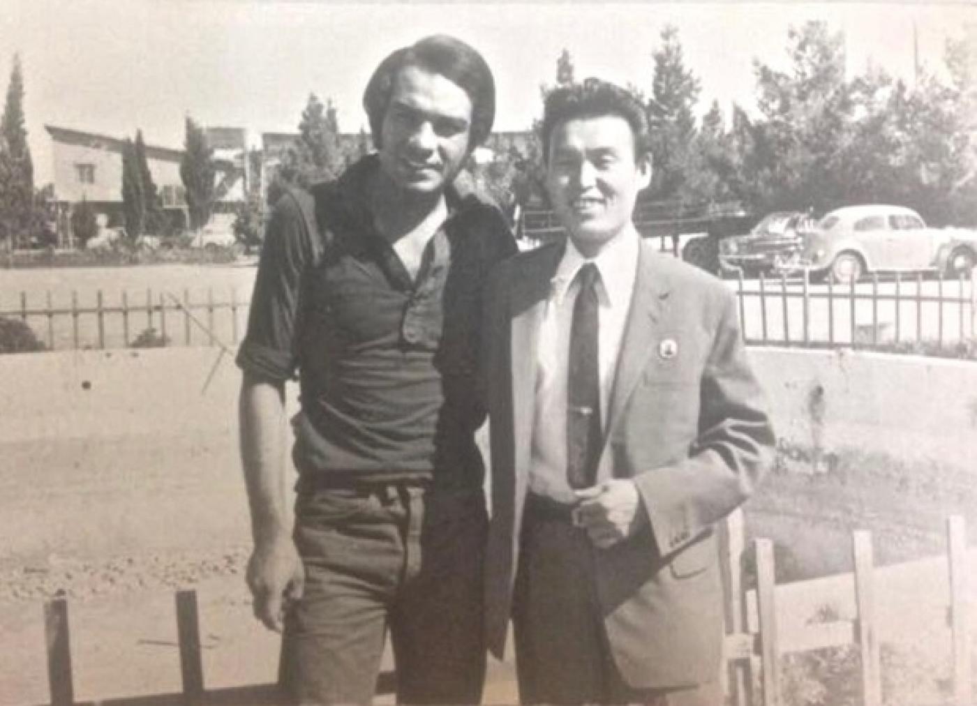 Fouad Thanoon, danseur étoile, photographié en 1977 avec l’ancien professeur Kim Sonde (avec l’aimable autorisation de la troupe nationale irakienne)